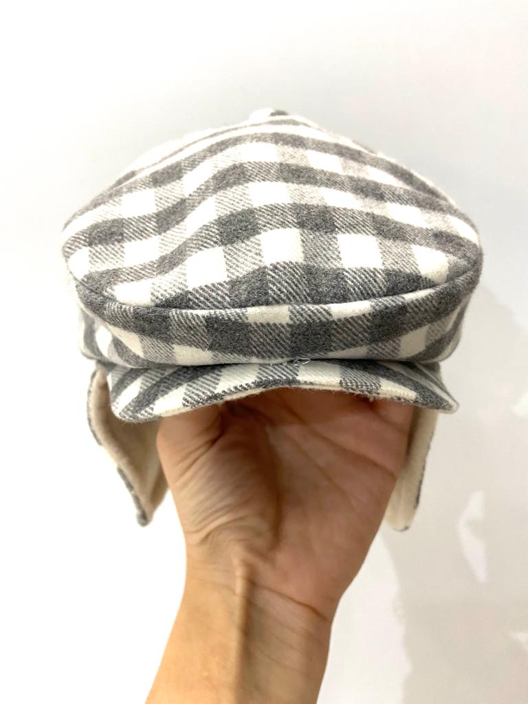 Cappellino a quadretti con paraorecchie COLORICHIARI