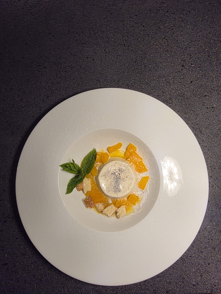 PANNA COTTA ALLA VANIGLIA,ZUPPETTA AL MANGO,PESCHE E PAN DI SPAGNA CROCCANTE