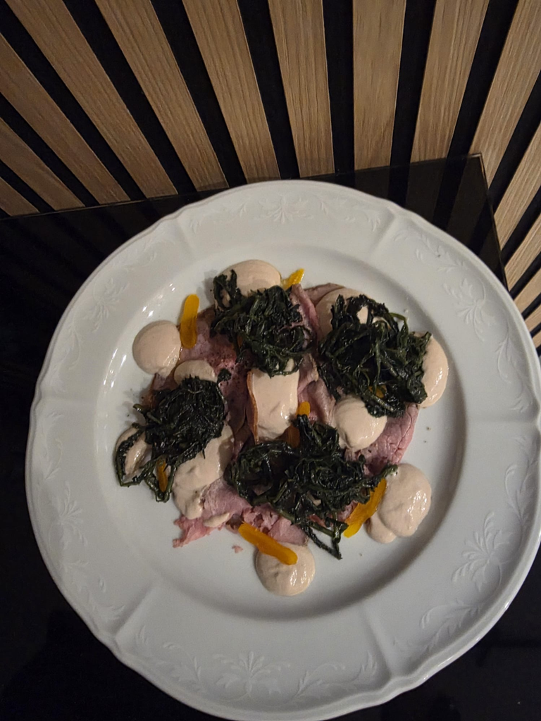 VITELLO TONNATO E LA SUA DEMIGLACE, CICORIELLA SELVATICA E BOTTARGA D'UOVO