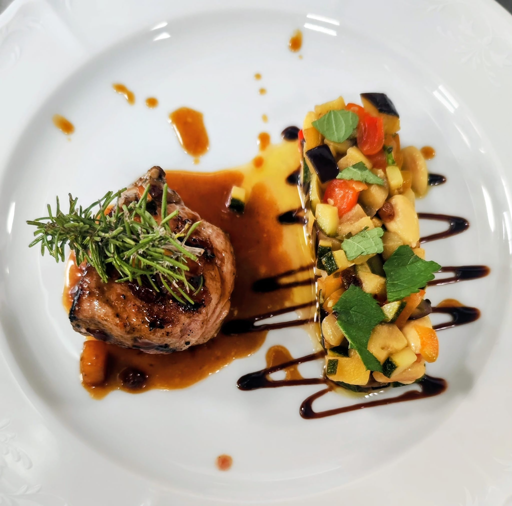 FILETTO DI VITELLO,CAPONATINA DI VERDURE,SALSA AL PEPE VERDE O FONDO BRUNO