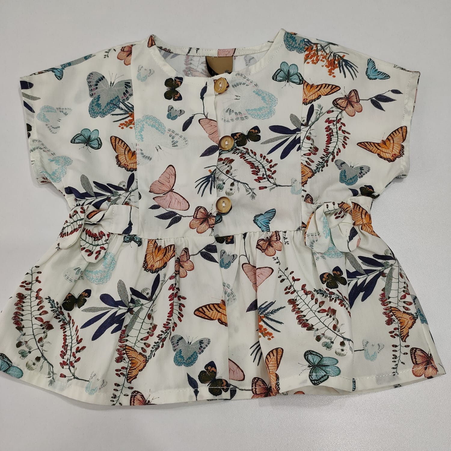 Camicia smanicata con fiori e farfalle PLEASE