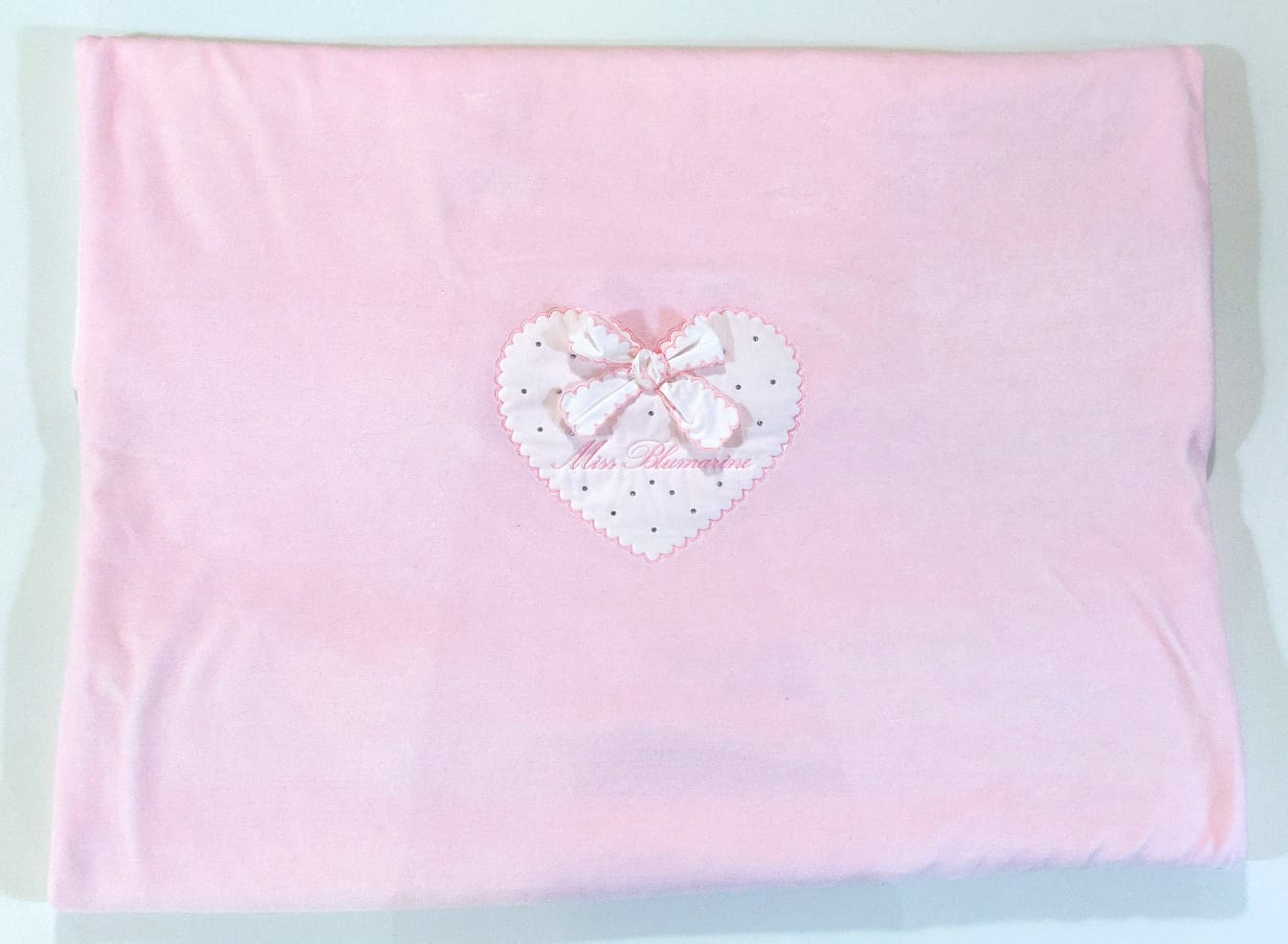 Coperta in ciniglia con cuore e applicazione fiocco MISS BLUMARINE