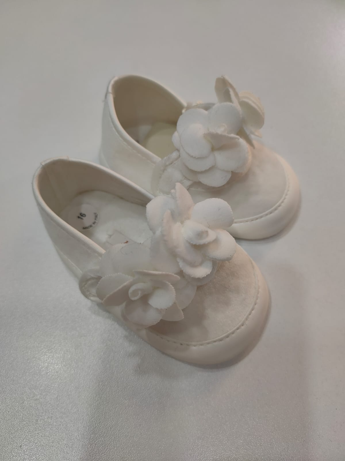 Scarpette con chiusura a strappo e applicazione rose LE BEBE