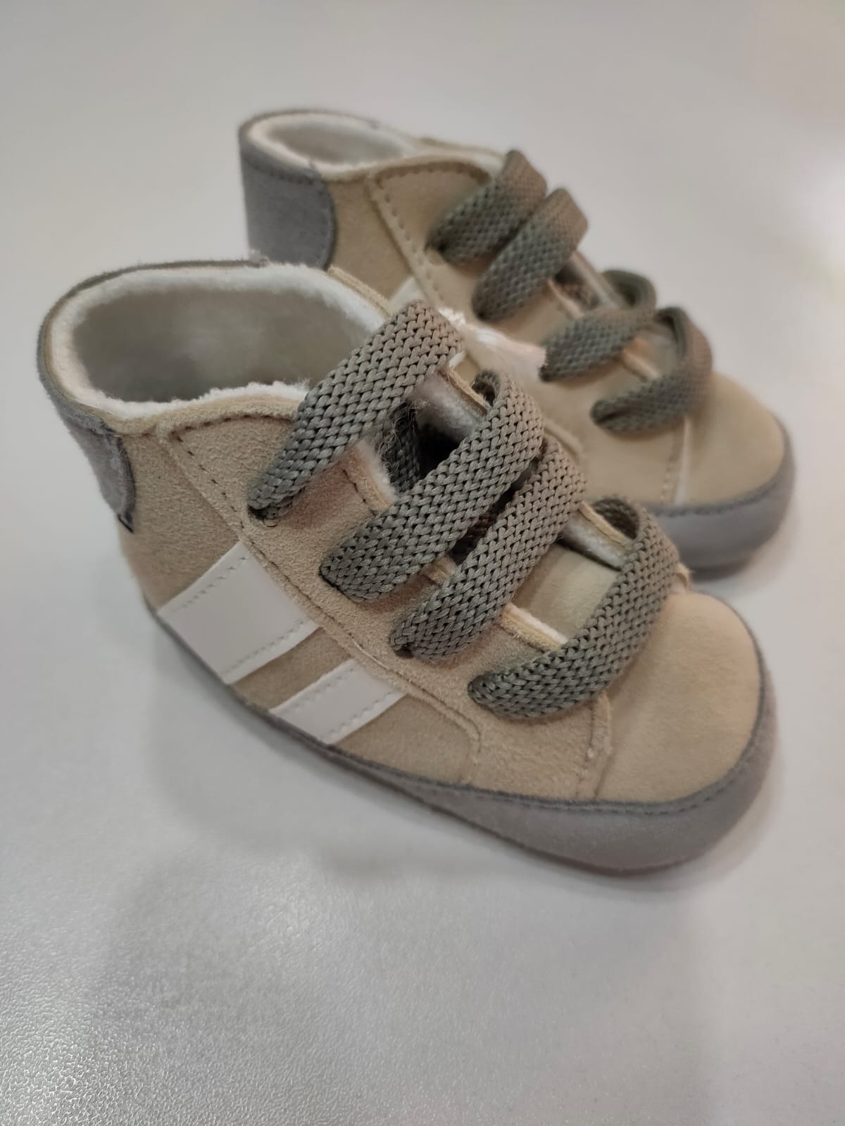 Scarpette in camoscio con lacci in contrasto e bande laterali LE BEBE