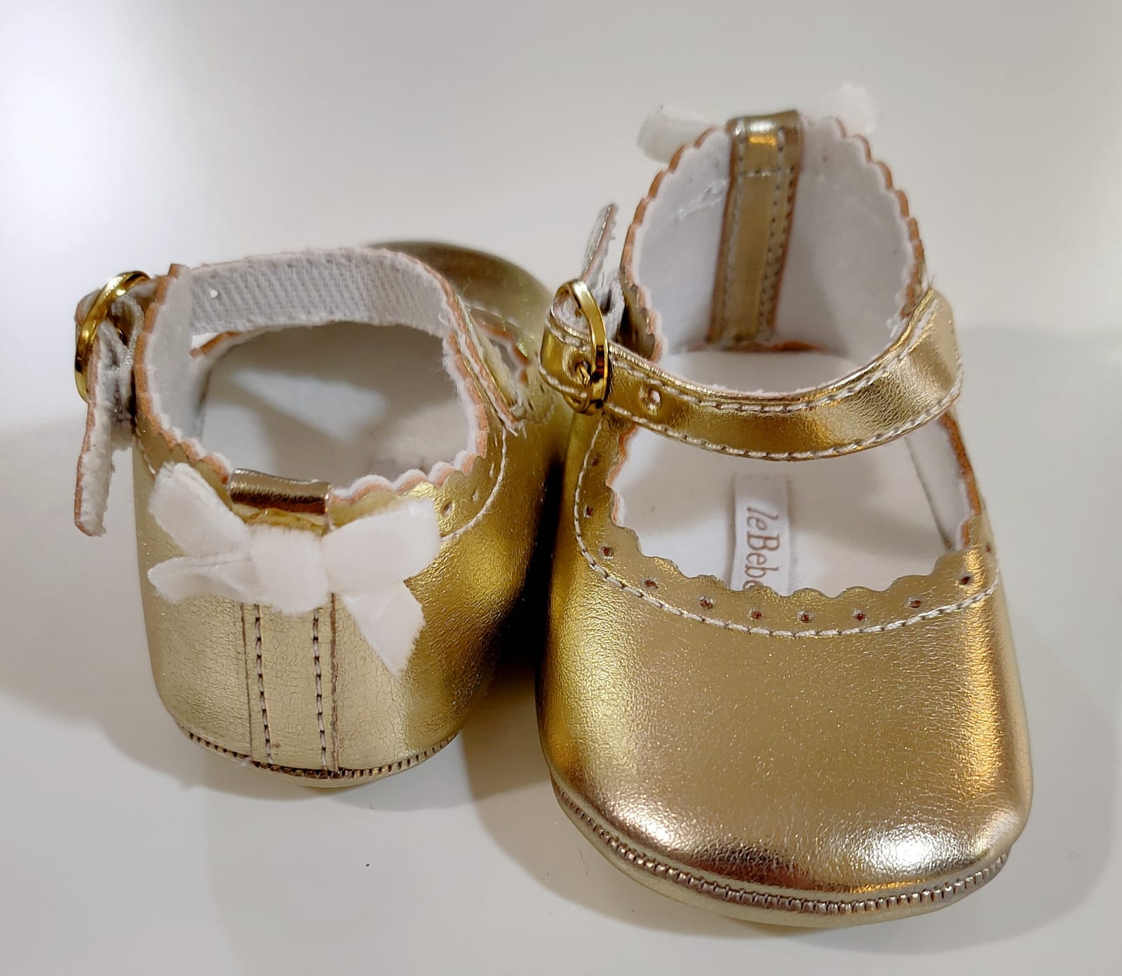 Scarpe eleganti in pelle lucida con fiocco sul retro LE BEBE