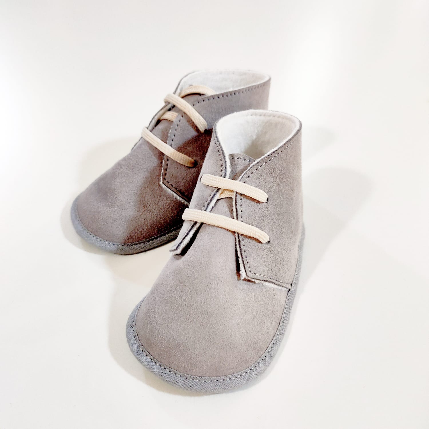Scarpe in camoscio con lacci beige e interno felpato LE BEBE