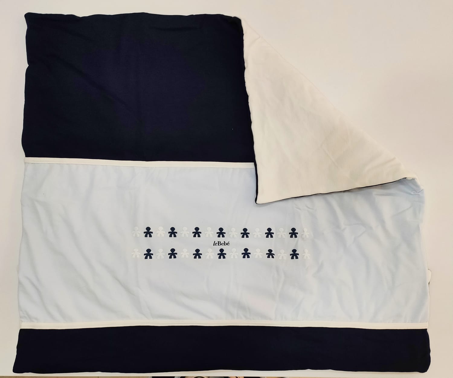 Coperta blu con fascia centrale celeste con stampa bimbi e logo LE BEBE