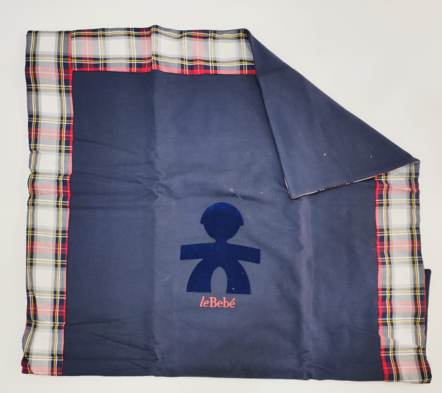 Coperta con stampa bimbo in camoscio e con bordo in tartan LE BEBE