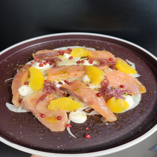 CARPACCIO DI FINOCCHI, ARANCIA, SALMONE MARINATO, BACCHE DI PEPE ROSA, MAIO AL LIME