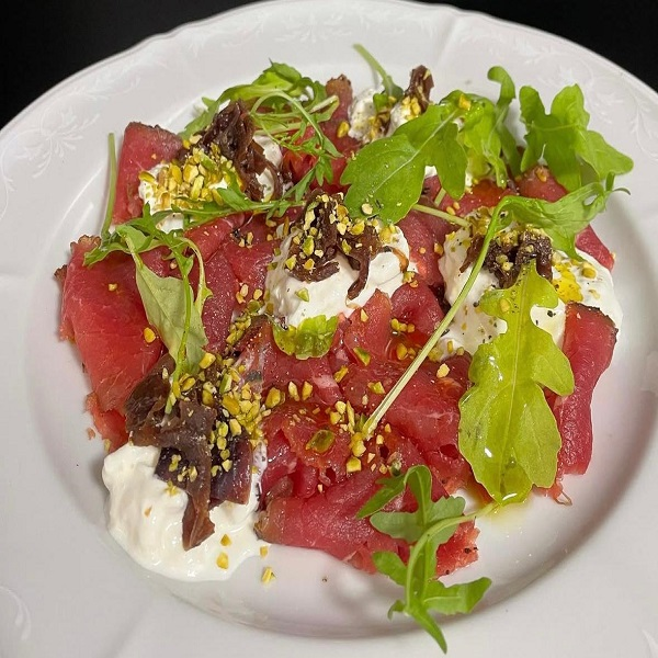 CARNE SALADA, STRACCIATELLA, CIPOLLA CARAMELLATA, GRANELLA DI PISTACCHI E RUCOLA