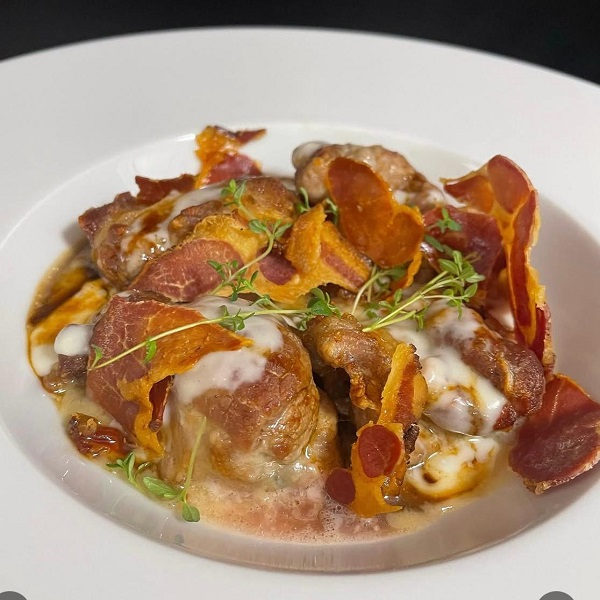 BOMBETTE PUGLIESI SU CREMA DI PATATE ARROSTO, SALSA AL PECORINO, CHIPS DI CAPOCOLLO