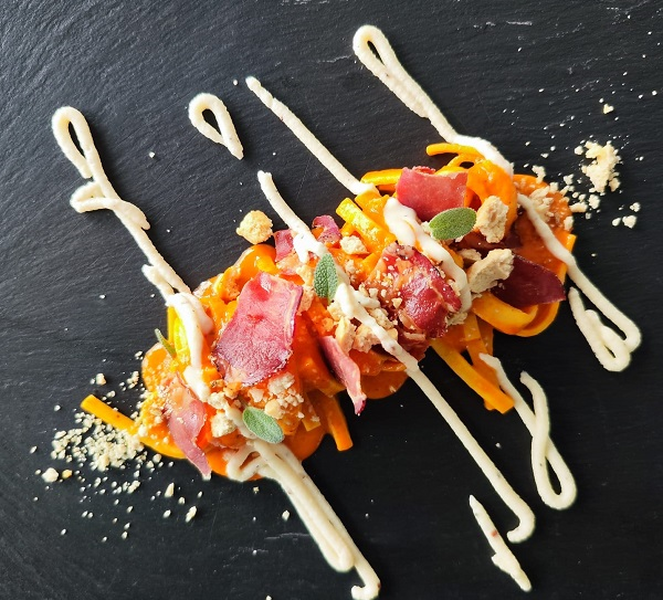 TAGLIOLINI 44 TUORLI, CREMA DI PEPERONE E FONDUTA DI PECORINO, CHIPS DI CAPOCOLLO, TARALLO SBRICIOLATO