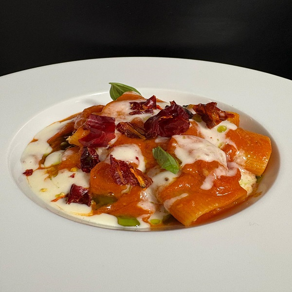 PACCHERO AI TRE POMODORI, CREMA DI MOZZARELLA DI BUFALA, OLIO AL BASILICO