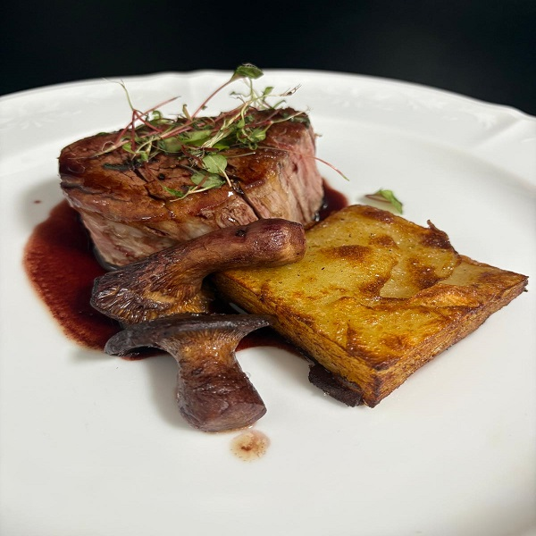 FILETTO DI VITELLO, MILLEFOGLIE DI PATATE, CARDONCELLO GLASSATO RISTRETTO DI VINO PRIMITIVO