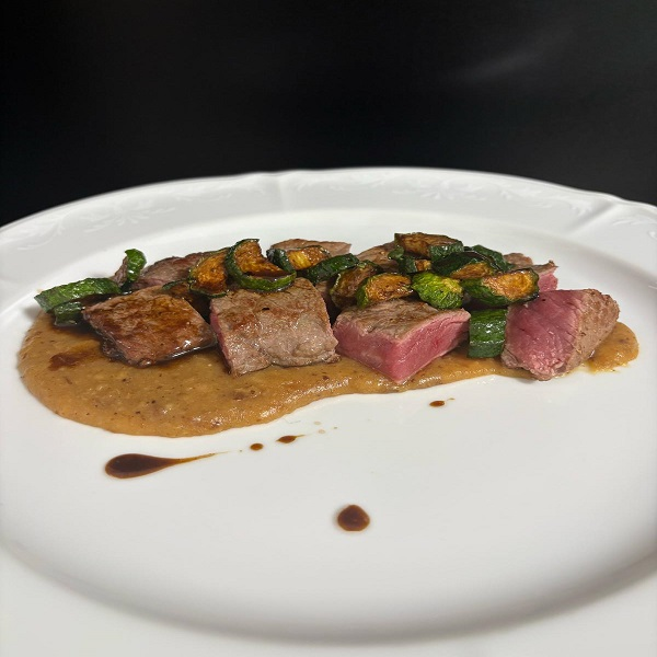 BOCCONI DI ENTRECOTE, FONDO DI VITELLO, CREMA DI PATATE ARROSTO, ZUCCHINE ALLA SCAPECE
