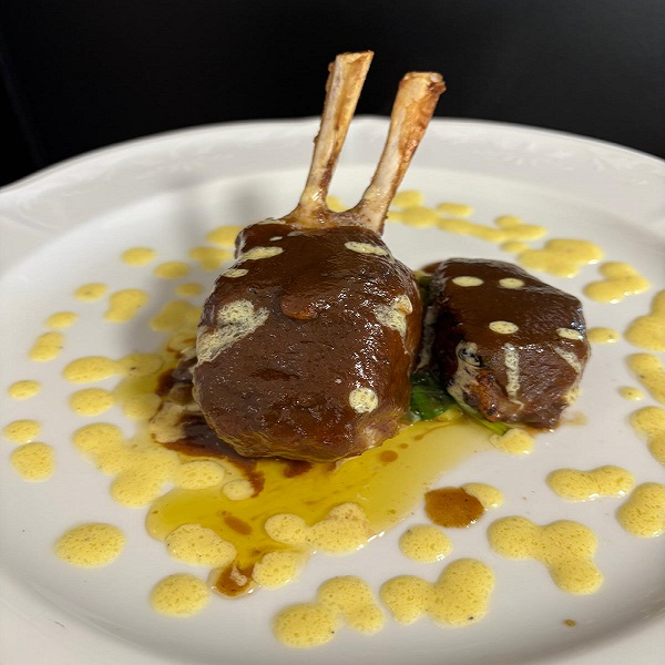 CARRE’ DI AGNELLO, JUS DI CIPOLLE, SALSA BERNESE E VERDURINE DI STAGIONE