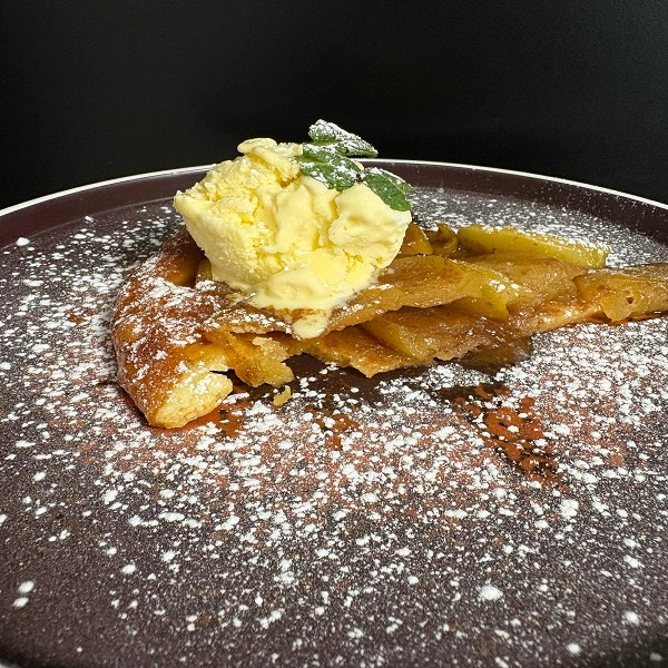 TARTE TATIN E CUCCHIAIO DI GELATO ALLA VANIGLIA