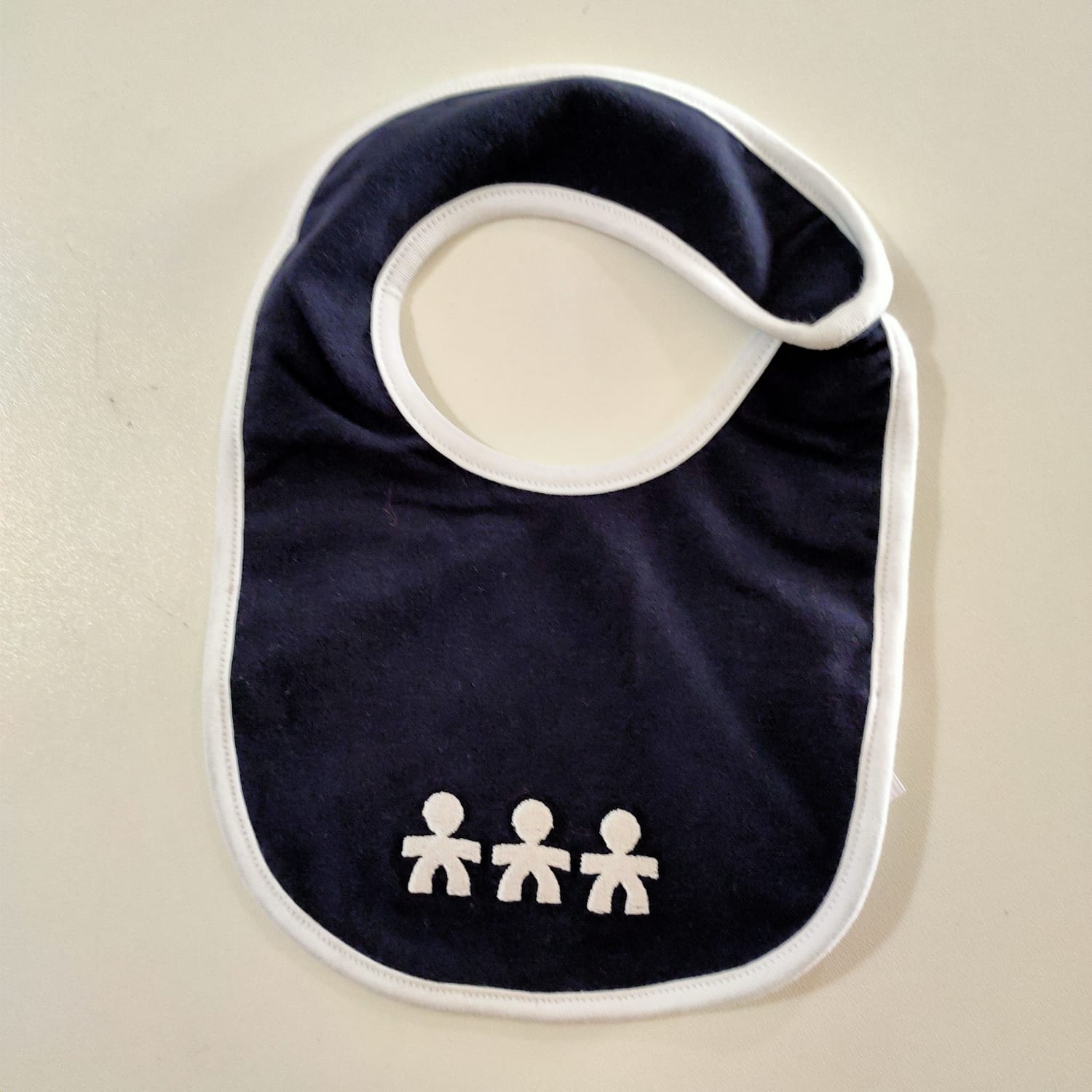 Bavetta tinta unita con profilo bianco e logo LE BEBE