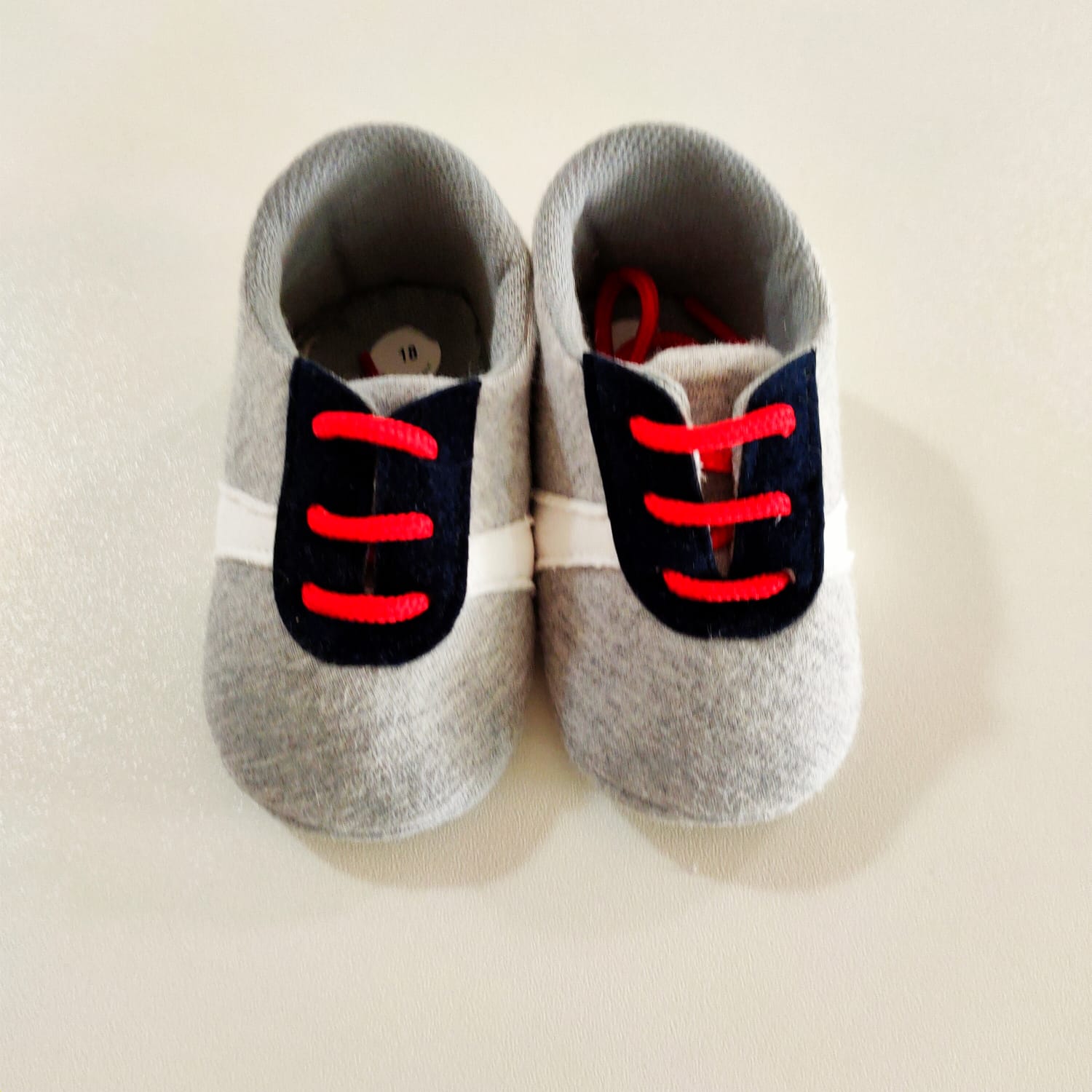 Scarpetta grigia con lacci rossi LE BEBE