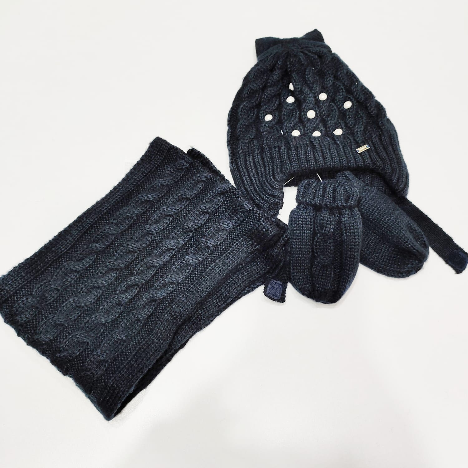 Completo 3pz cappello con perle bianche e fiocco, sciarpa e guanti a trecce MAYORAL
