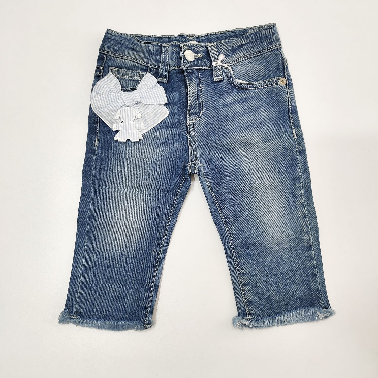Jeans sfilacciato sul fondo con applicazione fiocco a righe LE BEBE
