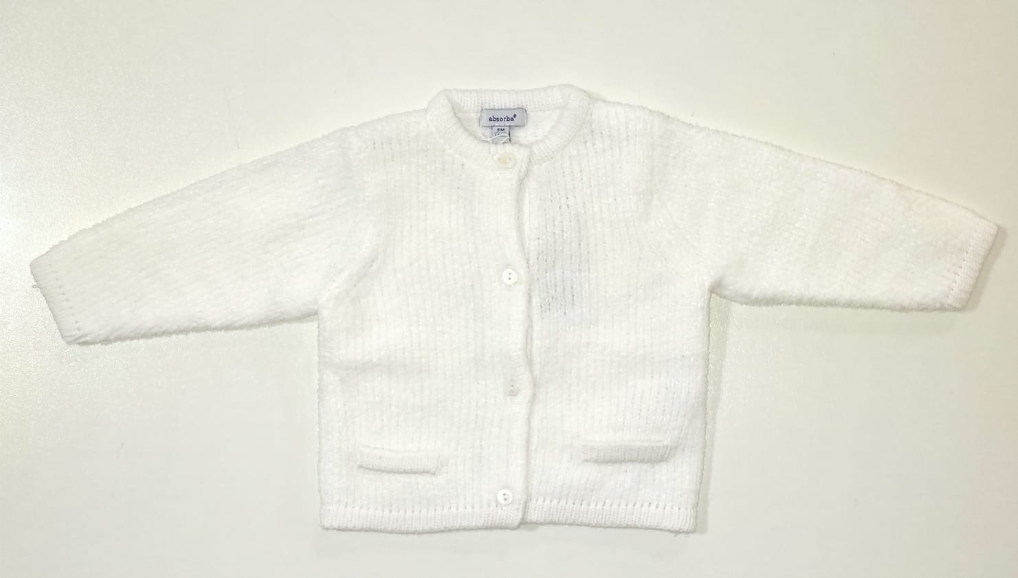 Cardigan bianco peloso, con dettaglio finte tasche sul davanti e chiusura con  bottoncini ABSORBA