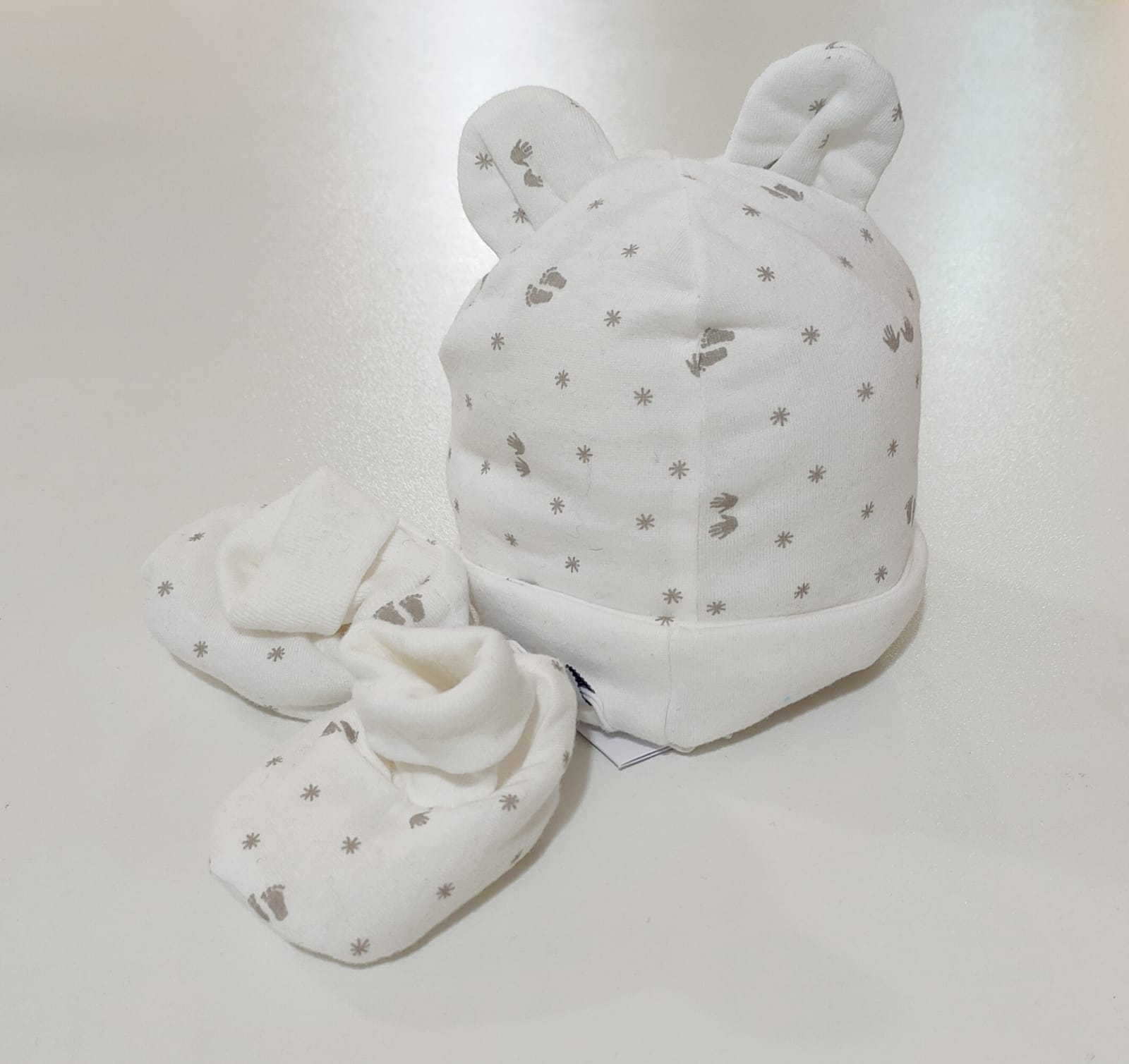 Coordinato cappellino con orecchie e scarpine con microfantasia