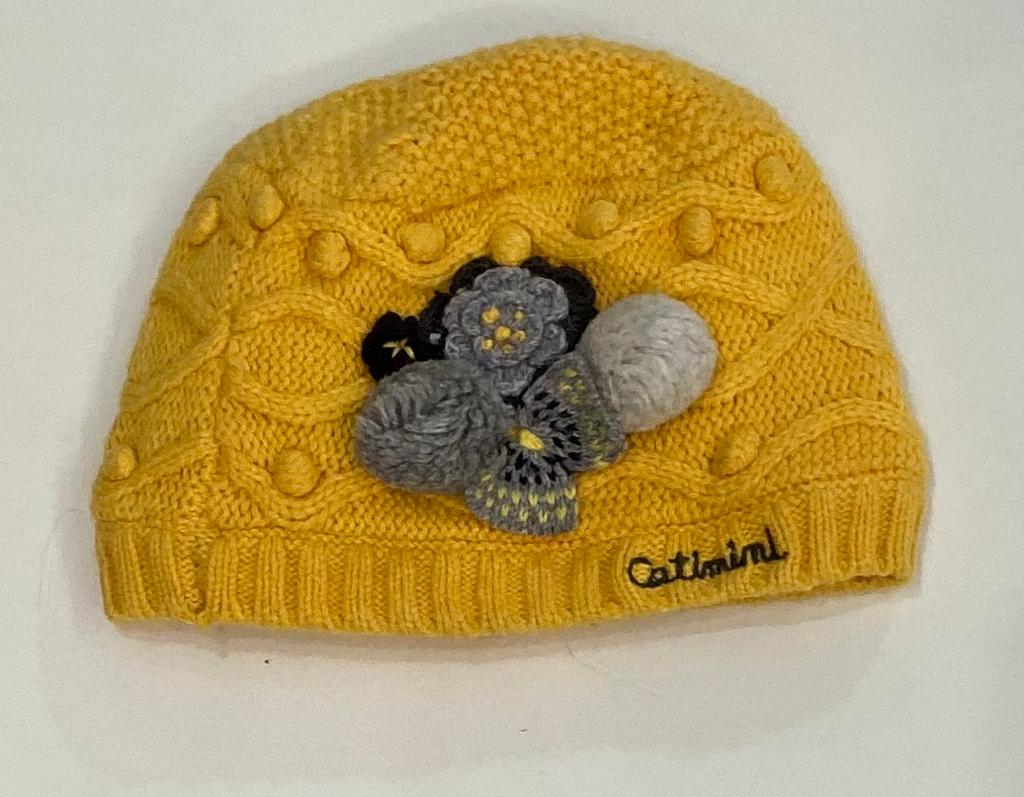 Cappello ricamato con pon pon frontali CATIMINI 