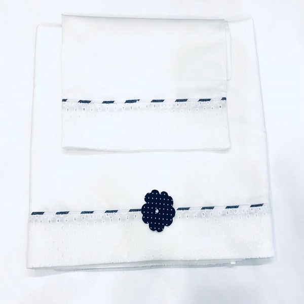 Set lenzuolino bianco con bordo in pizzo sangallo bordino a righe e fiore blu TETO E TATTA 