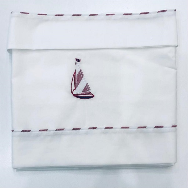 Set 3pz lenzuolino bianco con bordino a righe in lino bianco e rosso e applicazione barca a vela TETO E TATTA