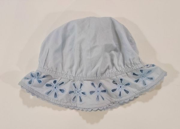 Cappellino in tinta unita e dettaglio bordo con fiori traforati STELLA McCARTNEY