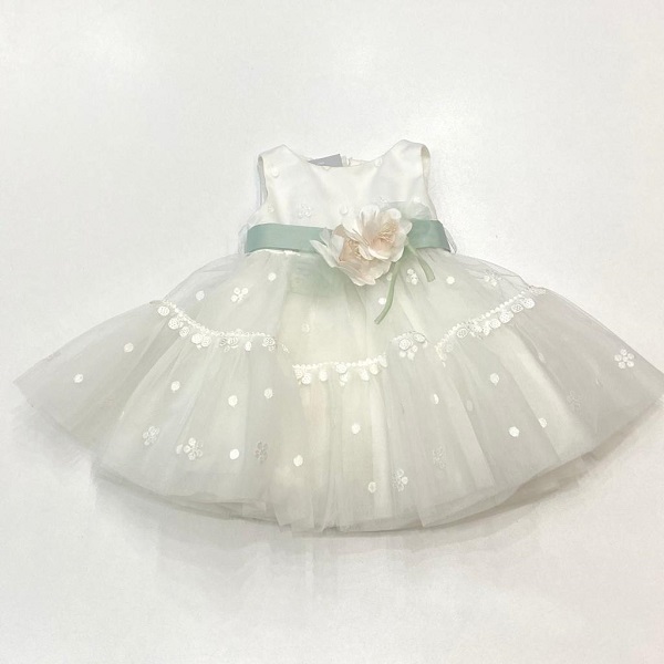 Abito bianco in tulle con ricami e nastro in vita verde con fiore applicato COLORICHIARI