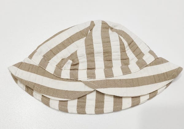 Cappellino piquet bianco orsetto a pois e profili azzurri NINNAOH