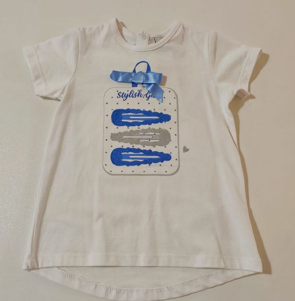 T-shirt con stampa fermagli glitter e applicazione fiocco sul davanti, fondo corto sulla parte anteriore e più lungo sul retro BIRBA
