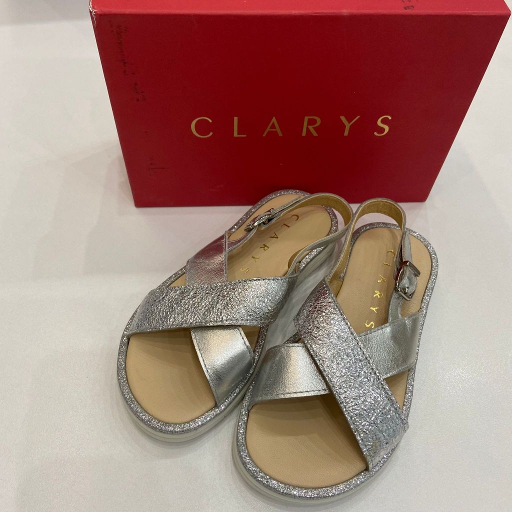 Sandalo con fasce incrociate sul davanti,plantarino in pelle e profilo glitter della suola in gomma CLARYS