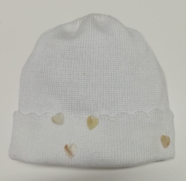 Cappellino in filo con applicazioni cuoricini sul fondo STORY LORIS